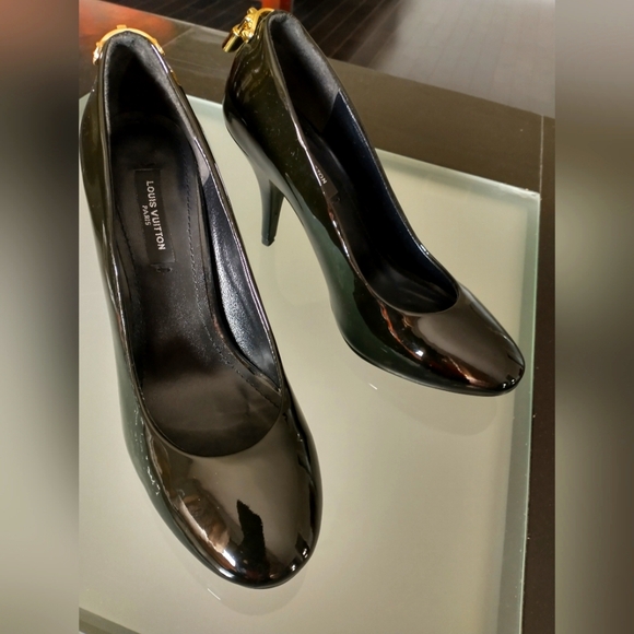 Authentic Louis Vuitton shoes - Picture 1 of 5